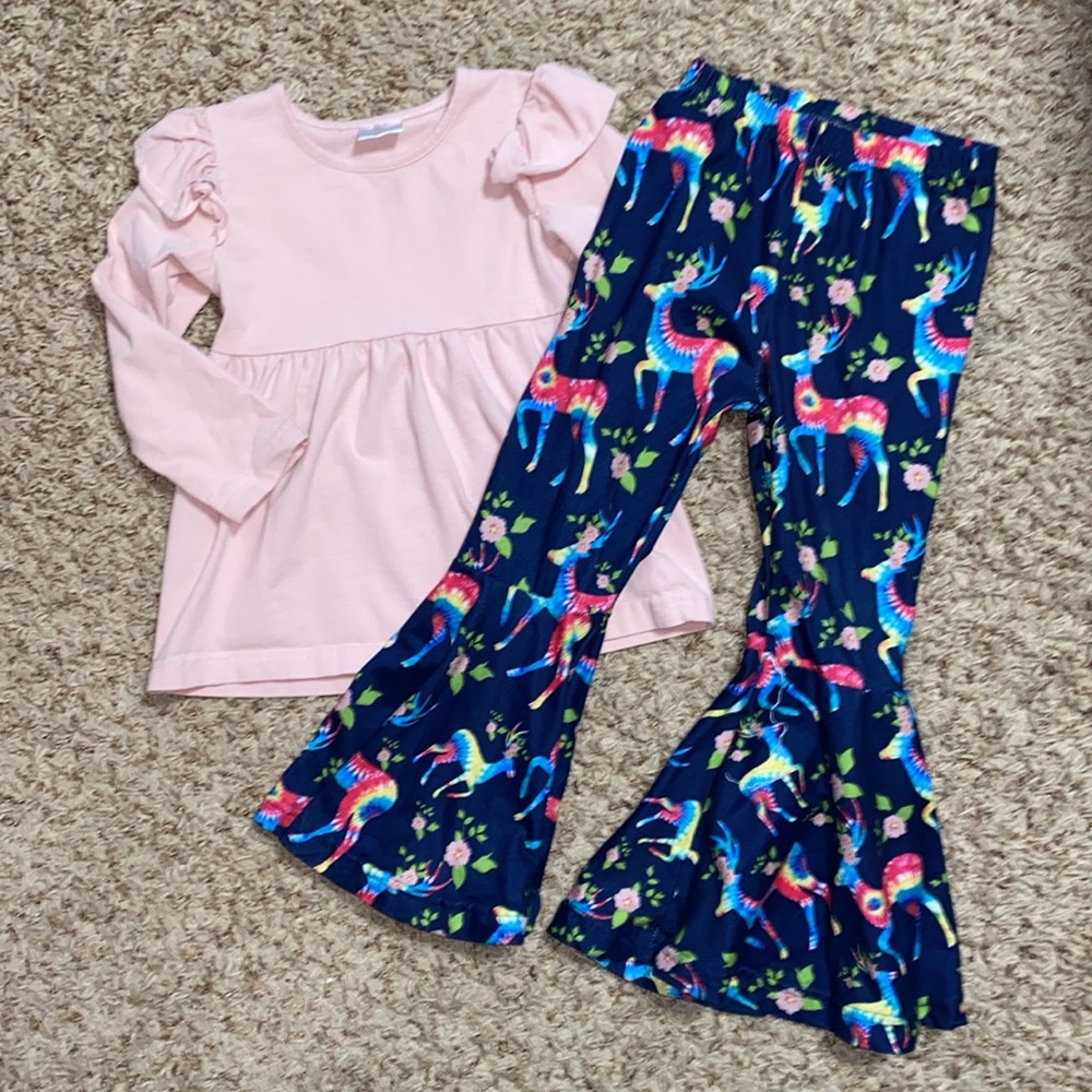 Girls 3t-4t 2-piece set. Pink tunic and bell bottoms with tie dye reindeer.